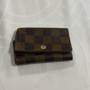 Louis Vuitton daimer keychain wallet